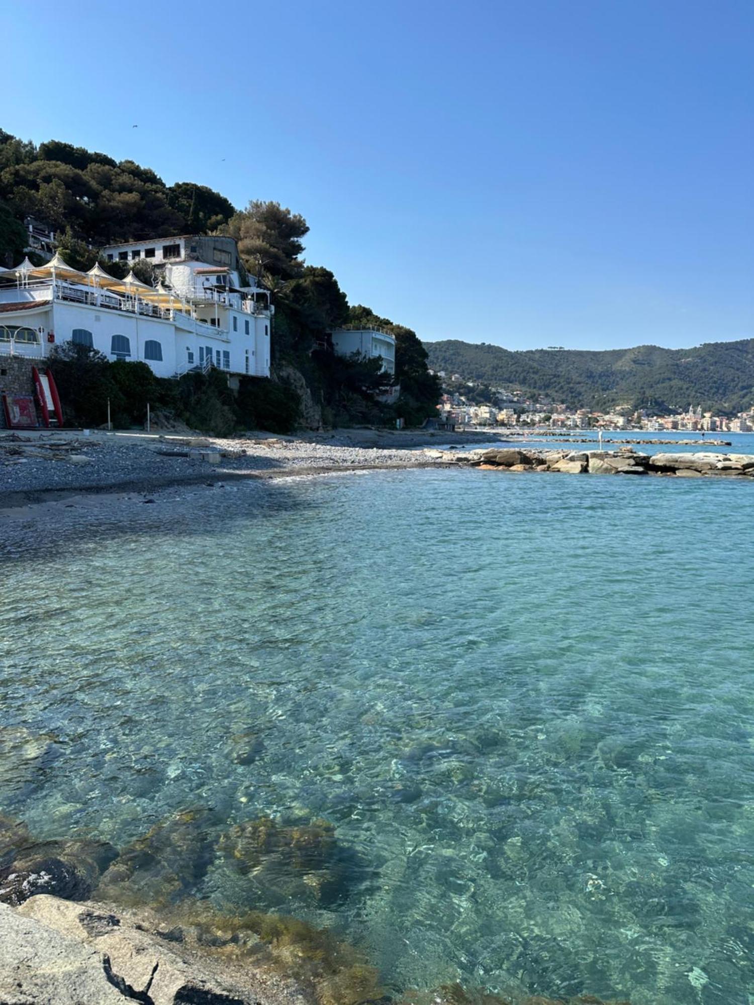 Hotel Mambo Laigueglia Esterno foto